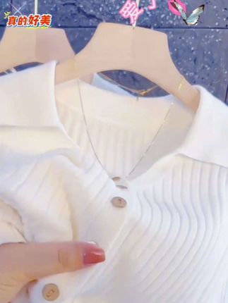 #针织衫 #谁穿谁好看 #穿搭 #女装 #穿出高级感 快来看看这件polo领针织开衫,翻领坑条的设计,很修身,特别显瘦,而且它超级百搭,可以当外套穿,也可以内搭,不管是配牛仔裤还是裙子都很好看,真的太爱了!!??