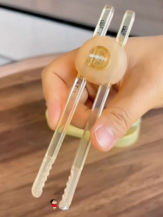 如果你家孩子两岁了还不会用筷子,那你一定要给孩子准备一个虎口训练筷,它会自动回弹,还不会错位,筷头还做了防滑设计,耐摔耐高温,好用推荐!!!#虎口训练筷 #训练筷 #儿童训练筷 #儿童虎口训练筷子 #训练筷它是虎口定位自动回弹型的