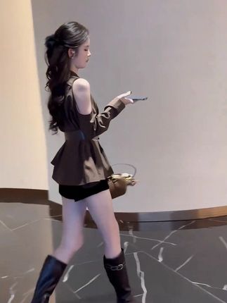 【套装】秋季氛围感别致不规则收腰露肩气质V领衬衣+短裤送腰带女#两件套女装 #女装套装 #秋冬穿搭 #谁穿谁好看系列 #爆款热卖中