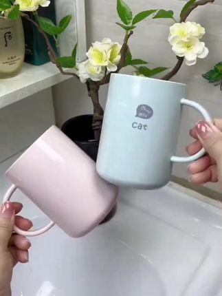 我猜你的洗漱杯是不是已经半年没换了?长时间不换容易滋生细菌,这个防霉洗漱杯是双层加厚的设计,就算不小心掉地上也不会碎了,它还是母婴级别的,大人小孩都能放心用。把手的设计,不管是刷牙还是喝水都很舒服,颜值也很高,放在家里心情都变好了。#好物推荐 #爆款热卖中 #漱口杯
