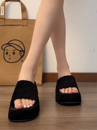 夏天真的好想把这双一字拖鞋焊在脚上啊!厚底增高设计修饰腿型,小个子姐妹很适合穿,黑色经典搭配各种短裤裙子都很绝!#宝藏鞋子 #女鞋推荐 #凉拖鞋 #百搭鞋子 #脚宽脚胖都可以