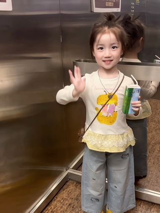 我的镜头里 藏着她努力长大的样子 我很知足 享受着她一天天长大的喜悦 我又很贪心 看到她渐渐消失的婴儿感 多想把时间都紧在手心里 #女童穿搭 #生女儿就要这样穿 #萌娃穿搭#童装穿搭 #高品质童装