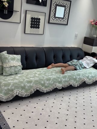 冰冰凉凉的沙发垫、铺完躺上面太舒服啦。防滑效果也是真不错、防脏防旧、还保护沙发。脏了直接机洗就好啦#防滑沙发垫 #冰丝沙发垫 #冰丝沙发垫凉而不冰