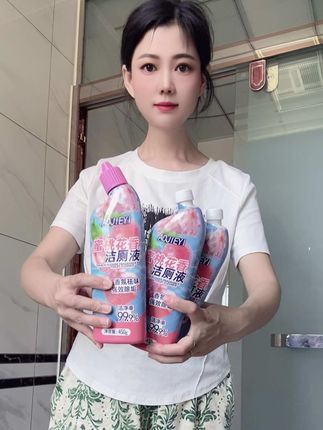 姐妹们,这个蜜桃花香#洁厕剂 真的好好闻啊!用它刷完的马桶干净不说,蜜桃的花香味是真爱了!#卫生间好物