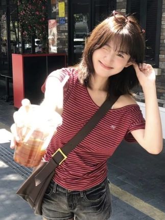 【婉如新生】2025美式甜辣红色条纹百搭短袖t恤女夏季显瘦收腰宽松上衣#美式穿搭#慵懒复古风#条纹短袖T恤#夏天该有的样子 #露肩ins上衣