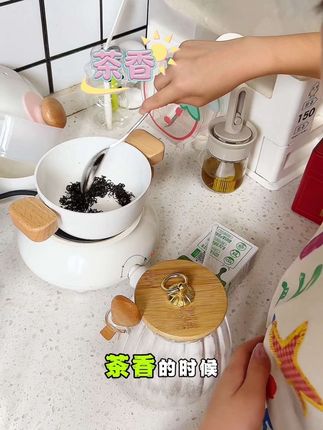 小朋友在家做了两杯奶茶,一会出去玩不用买了😀#迷你厨房 #自制奶茶