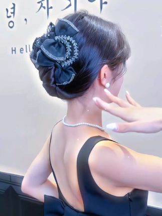 公主们,不要在买廉价的抓夹了,这款东方之珠麦浪高级感 AB 面抓夹显高档气质,不挑年龄和发型,轻松驾驭时尚优雅高贵气质#头饰发饰 #新款发饰 #头饰高级款 #日常发型 #秋季穿搭