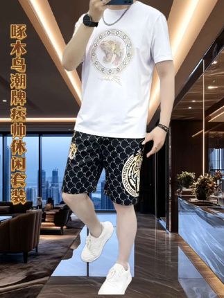 啄木鸟爆款时尚男士短袖T恤套装夏季潮流痞帅潮男休闲短裤两件套 老板哥哥们快来看呀!挖到款宝藏套装——啄木鸟男士休闲运动痞帅潮牌款,胸前虎头设计栩栩如生,一眼就抓人眼球。, ,优质面料上身舒服,精致裁剪利落显瘦,痞帅感拿捏得刚刚好。, ,不管是谈业务、日常出街,还是约会见面,穿上它秒变人群焦点,魅力值直接拉满。啄木鸟爆款时尚短袖夏季痞帅潮流休闲两件套推荐#面料柔软舒适#潮流穿搭#高品质短袖套装#引领时尚#爆款热卖中
