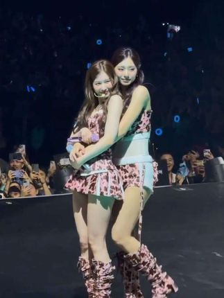 谢谢有钱人 这期纱瑜抱抱我很喜欢#纱瑜#凑崎纱夏#周子瑜#twice#kpop