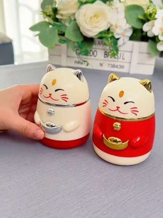 #好物推荐 姐妹们家里备上几个这样的卡通招财猫牙签筒,吃饭的时候再也不用到处找牙签了,轻轻一按就能自动弹出,用起来方便又省心。可爱的猫咪造型萌趣十足,用它装牙签摆在桌出真的方便有好看,喜欢的朋友赶紧入手吧!#牙签盒#牙签筒 #美观实用 #家用好物