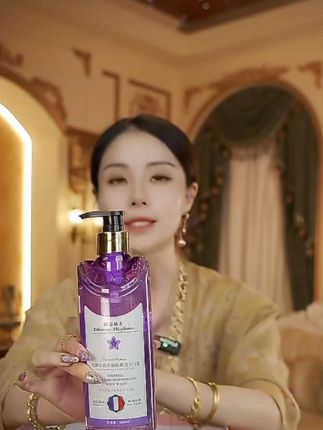 这个沐浴露真的太香了!如果你喜欢身上自带高级体香,连你穿过的衣服、睡过的被子都是香香的,一定要试试这个蓝风铃香水沐浴露,让你流汗都带着高级感香味。比喷了香水还要好闻,泡沫丰富又绵密,洗掉身上油和汗的同时又能水润肌肤,洗完不紧绷不假滑。