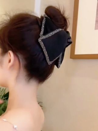 气质优雅蝴蝶结抓夹轻奢时尚后脑勺盘发鲨鱼夹头饰发饰#今日分享 #头饰发饰 #优雅气质 #简单好看发型 #扎发教程