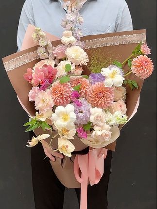今日份:送老婆的生日花束 越来越多的顾客会选择花花高级感,包装简约风格了。