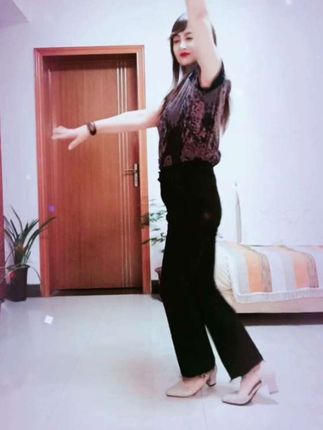 哈喽!来了#库视频!随着优美的旋律放松心情...跟着节奏嗨起来🔥💃🏻💃🏻🌹🌹