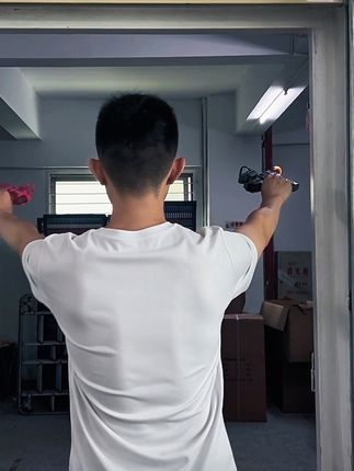 新款火光冰鼠水枪🔫,这个夏天手提一把。别提有多快乐了。#发光玩具 #水枪 #水枪大战 #电动水枪 #原创视频