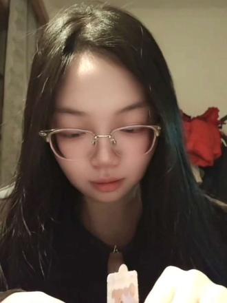 再想到你难免哽咽,或许感情这事,天时地利人和差一点都不行吧,时至今日我依旧喜欢你,但我会往前走,我无法改变什么结局,我只能让自己学会接受人生中的遗憾。
我会让自己变得更完整,或许之后的某一天我又会遇到一个让我全身心都散发着喜悦的人,而你也不会再来我的梦里。
#分手 #断崖式分手 #无缝衔接 #情感 #异地恋