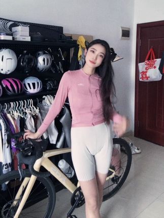 赴一场风与自由之约,#日常生活 #穿搭搭配 #公路自行车