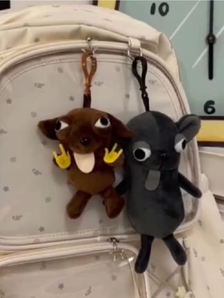 我也会收到这么呆萌搞笑的娃娃吧。#洗袜袜 #毛绒玩具 #呆萌呆萌 #搞怪萌宠