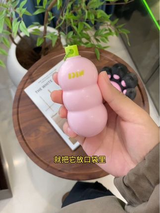 哈?好可爱的小糖葫芦粘毛器呀!粘性强,能水洗反复使用,带在身上超方便!秋冬天必备呀!#可水洗粘毛器 #便携粘毛器 #挂饰挂件