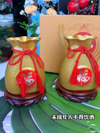 #白酒 #纯粮酿造 #送礼白酒推荐 #清香型白酒 #摆件 杏花村福袋纪念酒。好看好喝寓意好。 39.9两瓶