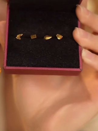 #黄金四叶花耳饰足金999弯钩蝴蝶耳钉实心款 轻奢时尚百搭简约精致#黄金四叶花耳饰足金999弯钩蝴蝶耳钉实心款 #黄金耳钉#耳钉黄金