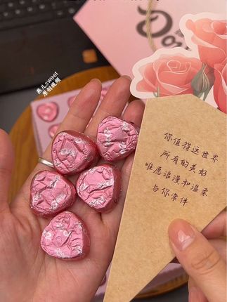 原来被爱意味着即便在平凡日子,也会收到特别礼物呀!只因最近我心情不佳,男朋友便给我备好了德芙巧克力礼盒呢。#德芙巧克力 #德芙巧克力礼盒 #七夕礼物
