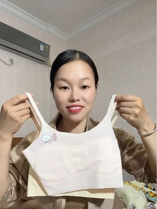 适合发育期宝宝穿的小背心,它来了!天气越来越热了,孩子也很容易出汗,那就少不了这件冰丝小背心,冰冰凉凉的面料,轻薄又透气,上身非常舒服,还是自带胸垫的设计,能很好的保护宝贝隐私。夏天给孩子穿上一件这样的背心,真的是太合适不过了,赶紧多囤几件吧!