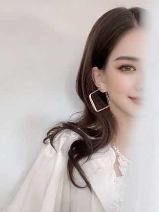 姐妹们,我最近发现了一款超美的菱形耳饰,简直是女神必备啊!它的设计非常独特,满满的高级感,尽显优雅气质,而且超级百搭,不管是配休闲装还是正式场合的衣服都很好看,瞬间提升整个人的气场。这么漂亮的耳饰,真的很难让人不爱,赶紧入手吧!#每日分享 #强烈推荐 #耳环 #高颜值 #超美 @巨量千川 @DOU+小助手