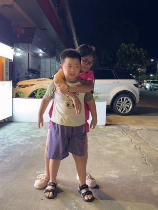 他说想妈妈跟姐姐了,这有何难。时间和距离都不能阻止我们想见就见☺️☺️