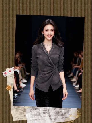 灰色闪钻V领上衣,蕾丝拼接+收腰设计,30+女性的优雅王牌,一穿就显瘦,通勤聚会都出圈!#早秋实用穿搭全是干货#早秋穿搭显贵法则#轻松摆脱路人感的韩系穿搭#早秋黑白灰穿搭测评#解锁秋季一周色彩灵感穿搭