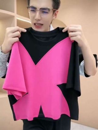 夏日必备时尚单品!这件黑粉撞色短袖T恤,个性又吸睛,轻松hold住各种搭配。🔥衣柜里不能少的潮流单品!#时尚休闲短袖T恤 #潮流穿搭
