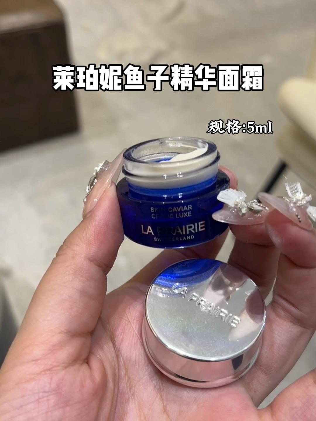 让我看看谁还没有抢到莱珀妮顶级贵妇面霜!这辈子咋滴都带尝试一下贵妇面霜莱珀妮!有抗老需求姐妹必备!特别适合 25+熟龄肌松弛有细纹暗沉无光泽的肌肤!#大牌小样 纯鱼子精粹 焕活复合精粹!激发胶原再生让面部支棱起来 肌肤状态超好!我愿称之为“修护抗老届天花板面霜”巨巨巨好用,就是放出来的库存巨少刷到有货赶紧薅!#我可真会买#菜珀妮 #菜珀妮鱼子精华面霜#抗老面霜