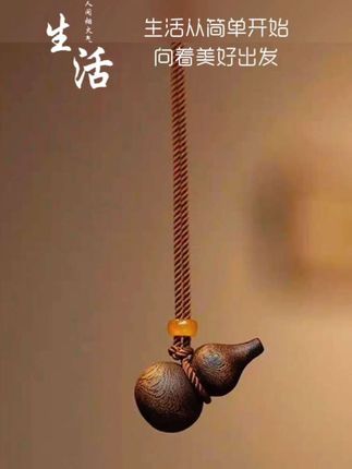 寻一份古朴雅致,这款木质葫芦吊坠再合适不过~ 精选木料精心雕琢,葫芦造型圆润饱满,纹理自然细腻,自带沉静韵味。搭配温润珠饰与编织绳,简约又不失质感。 葫芦谐音“福禄”,寓意美好,无论是日常佩戴增添文艺气息,还是作为小礼物传递祝福,都很可~#时尚项链 #首饰 #生活是一种态度 #福禄