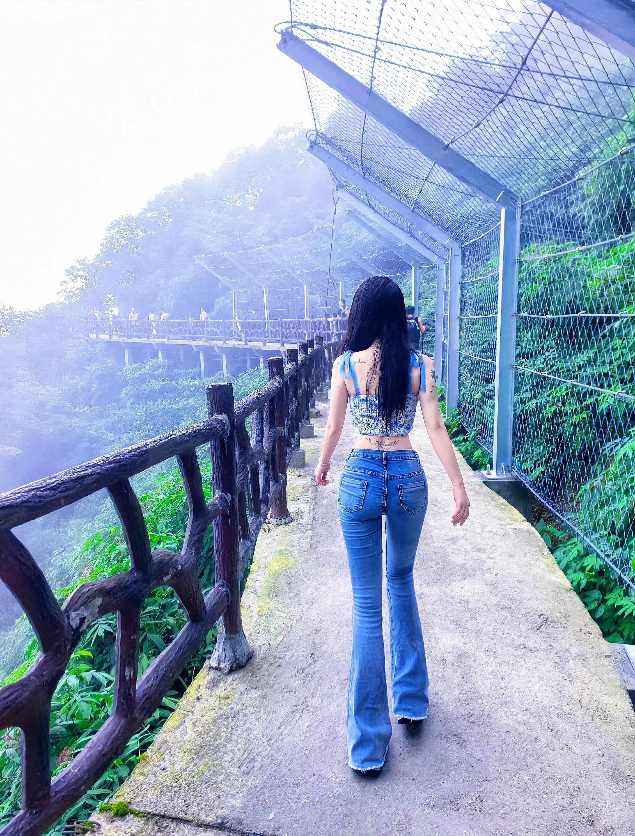 瓦屋山徒步登山⛰️🧗🏻。📍 𝐠𝐨 𝐠𝐨 𝐠𝐨~ ~🌫️💨 🏞️ ☁️云上瓦屋,世界桌山⛰️ “山高路远 去寻找不一样的自己⛰️” 大雾弥漫,A线全程徒步七个多小时登顶🧗🏻♀ 小小瓦屋山,拿下拿下🙋🏻♀️#爬山 #徒步 #户外徒步登山 #瓦屋山 #兰溪绝壁栈道