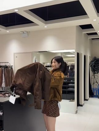 美式复古麂皮绒风衣外套时尚休闲宽松夹克上衣# 慵懒#简约穿搭 #外套穿搭 #穿搭不重样 #穿搭分享 @DOU+小助手