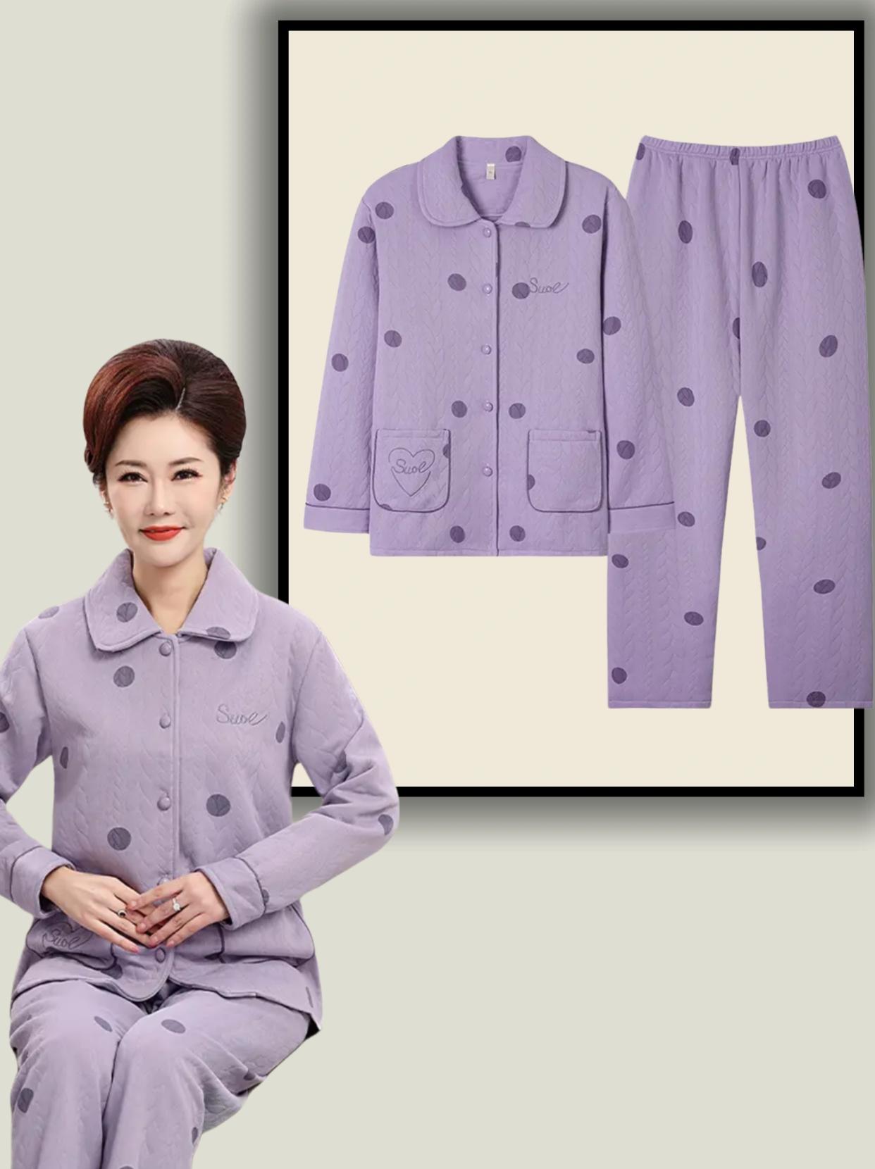这套睡衣真的太舒服了!它采用了纯棉+空气棉的双重加厚面料,保暖效果超棒,就像被小火炉包围一样,让人爱不释手~而且还是简约的大翻领设计,时尚又大气,简直太喜欢了!