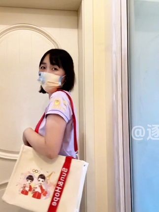 你们要的上身效果来了 你们要的上身效果来了,剪了短发,慢放,氛围感这不就来了。#北京大满贯#莎头帆布包 #莎头托特包 #莎头周边