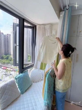 真是没想到,在阳台上安装了个这种小小的晾衣绳,晾晒衣服被子很方便,伸缩的设计,不用的时候还可以收起来不占位置#晾衣绳 #实用好物