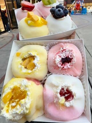 姐妹们 谁懂啊!这个雪媚娘,软软糯糯的,拉丝感十足!简直爱惨了啊!真的好好吃呀!#好吃到爆 #甜品 #雪媚娘 #妈呀太香了 #好吃到停不下来