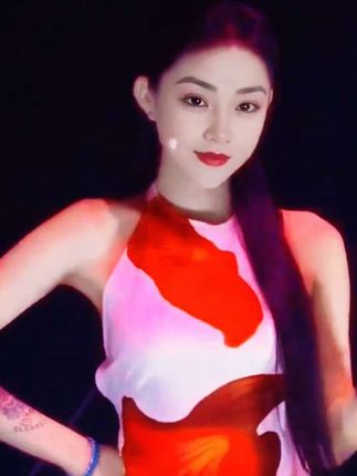 热歌《蝶在飞》与你分亨 ㊗️周末愉快 #抖音热歌 #高颜值美女#魅力无限#快来围观#不一样的感觉不一样的味道 @DOU+小助手