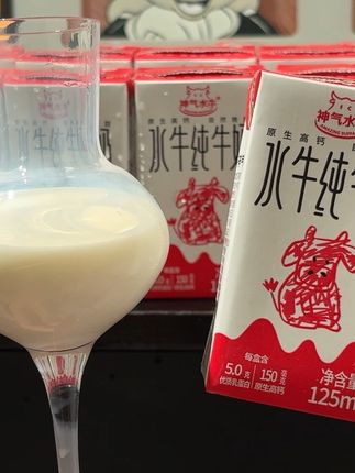 每盒高达5克优质乳蛋白,150毫克钙,配料表干净只有生水牛乳和生牛乳。 入口奶香浓郁,液态冰淇淋般的口感,小朋友也超爱喝。#神气水牛纯牛奶