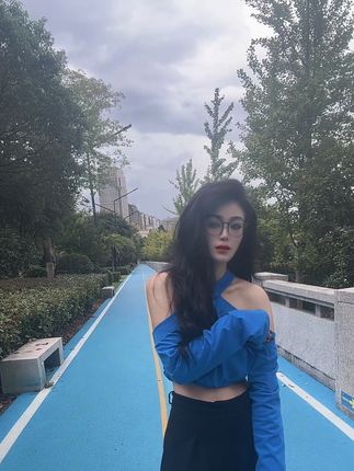 不要给我当面一套背后一套,有本事给我香港一套,深圳一套