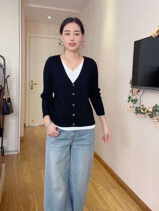 早秋氛围感拉满!假两件针织开衫,简约又显气质,轻松穿出时尚感~#早秋穿搭公式来了#如果上班都穿流光高智风#早秋不费力显贵穿搭 #微胖女生怎么穿出早秋氛围感#无限回购的宝藏单品