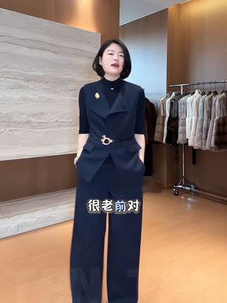 就知道钓鱼的弟弟上错价格,急的老谭一塌糊涂!看这套藏青色无袖马夹休闲裤套装!马夹简约利落,配上金属腰带和胸针,轻熟感直接拉满;阔腿裤宽松又显瘦,走起路来带风,上班通勤、逛街约会都能穿。搭配个黑包包,气质这块稳稳拿捏,秋天选它就对了!#高级感穿搭 #秋款穿搭 #马甲 #套装两件套 #显瘦百搭