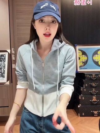 #遮肉显瘦#谁穿谁美#潮流穿搭#日常穿搭 被这件外套狠狠拿捏了!✨周明星同款休闲风外套也太懂女生了吧!一穿就爱上!谁穿谁美!版型超赞,巨遮肉显瘦。搭裙子温柔,配裤子利落。早秋穿搭轻松搞定,回头率爆表!