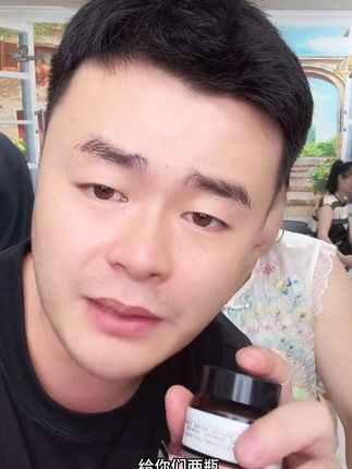 家人们看元元的小嘴巴多会说,这就是有妈妈的好处,会疼小孩了,有好多姐妹都在问,婆婆每天熬夜照顾儿媳妇元元,皮肤还那么好,一点都不像五十多岁的婆婆,是婆婆一直在坚持早晚使用这款眼霜,真的很好用,推荐婆婆自用款眼霜#爱美是女人的天性 #好皮肤养出来 #植贝维a醇逆龄抗皱眼霜