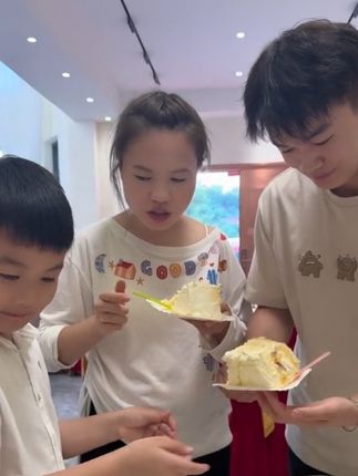 从小看的大宝一眨眼都九岁了,都快赶上舅舅高了,真希望你们能慢点长大,舅舅舅妈就能多陪陪你们,也希望三个宝宝健健康康成长
