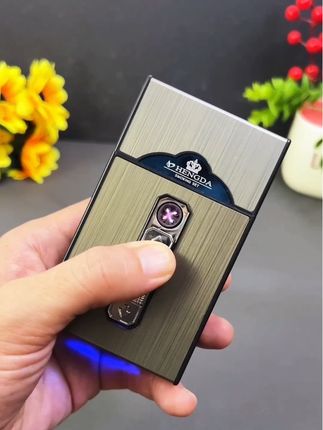 这款自带打火机的烟盒,防潮防汗,抗压耐摔,能保护内部香烟,还可以充电,循环使用#烟盒打火机 #烟盒点烟器 #烟盒 #男士必备