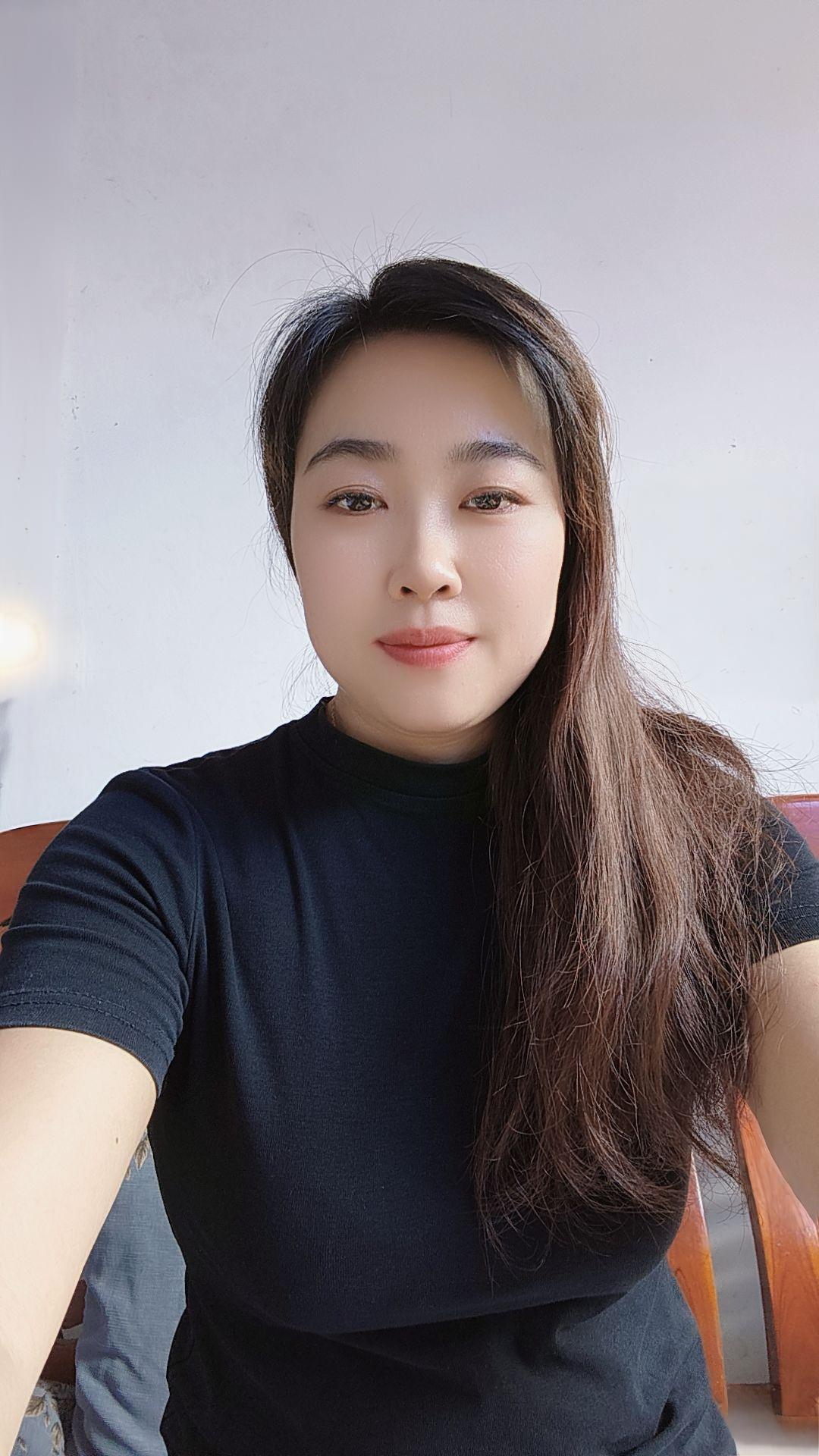 相貌平平,温暖不了谁的人生,也惊艳不了谁的岁月,做个快乐善良,心怀感恩的女人,只愿眼里有光,心中有爱,目光所及皆是美好