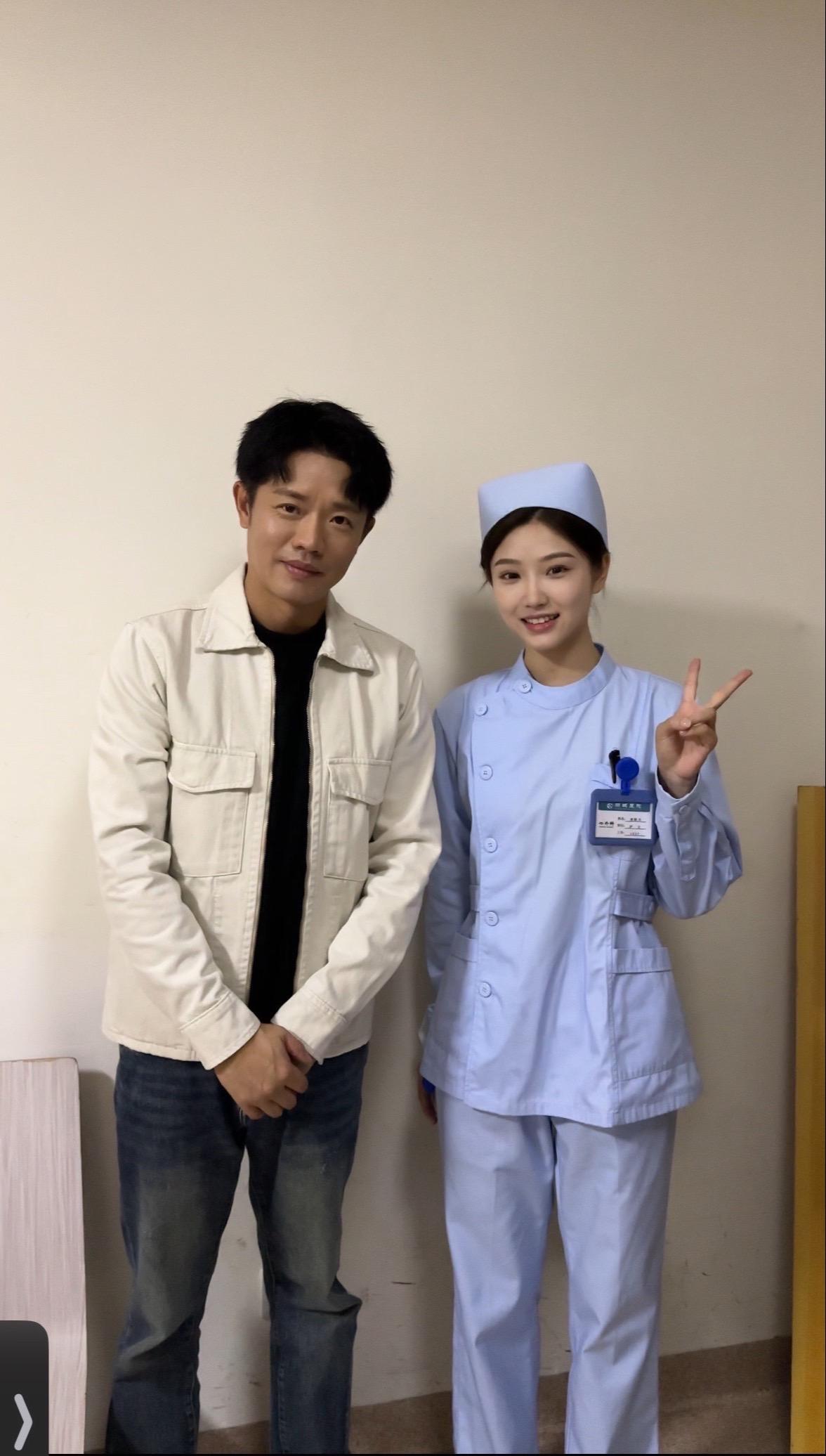 咱也是和曾毅老师搭上戏了。曾毅老师荧屏首秀 童年男神近在眼前谁懂啊 曾毅老师本人特别温柔接地气 一点不像黑社会 又幸福了 #时光代理人 #时光代理人电视剧 #凤凰传奇